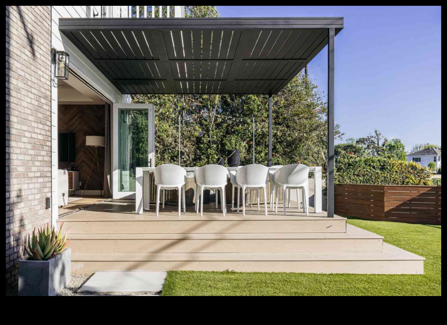 كيف تؤثر المناظر الطبيعية على تصميم مساحات تناول الطعام الخارجية؟