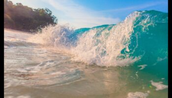 إيقاع الأمواج: كشف النقاب عن المناظر الساحلية والساحلية