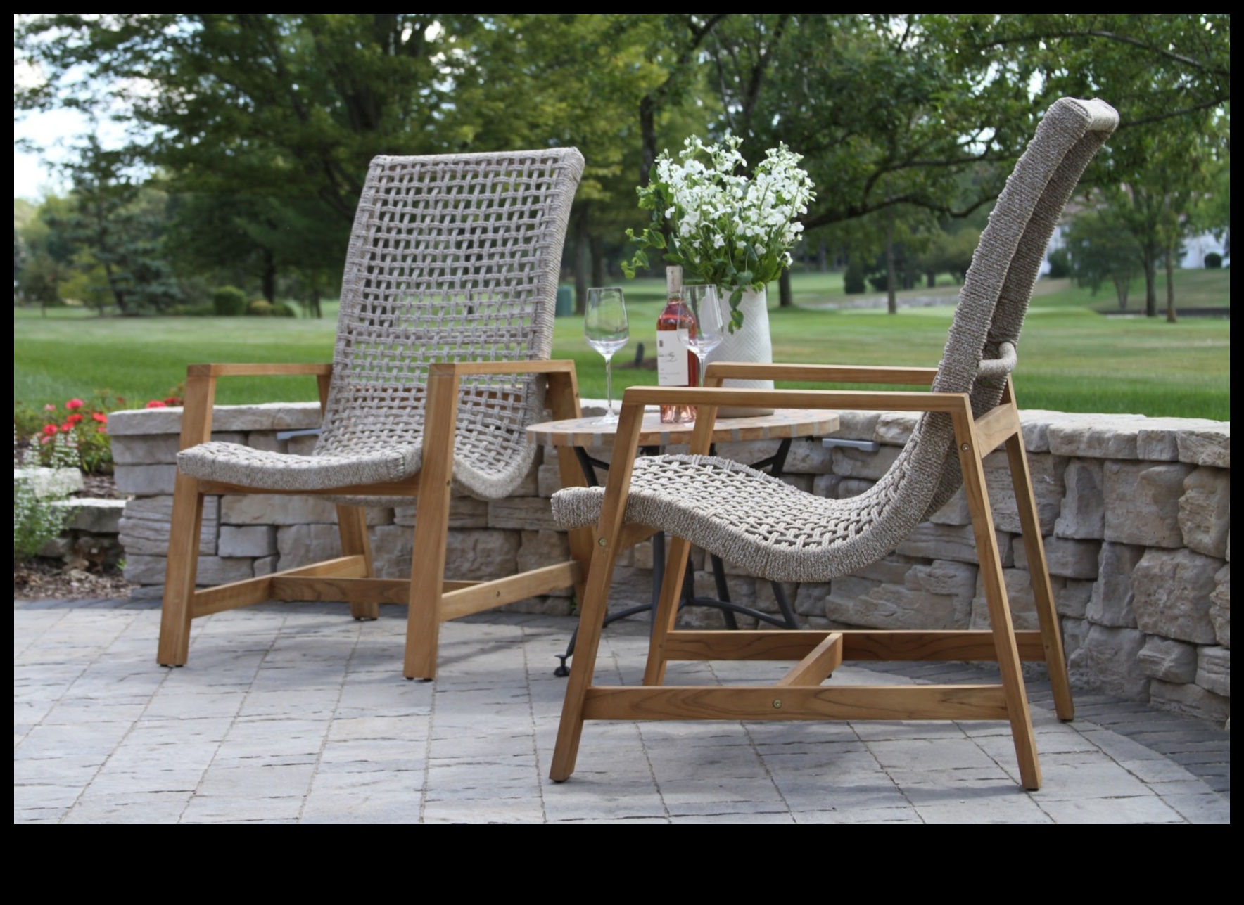 هل يمكنك اقتراح نصائح لتزيين منطقة الصالة الخارجية بلمسات بحرية؟