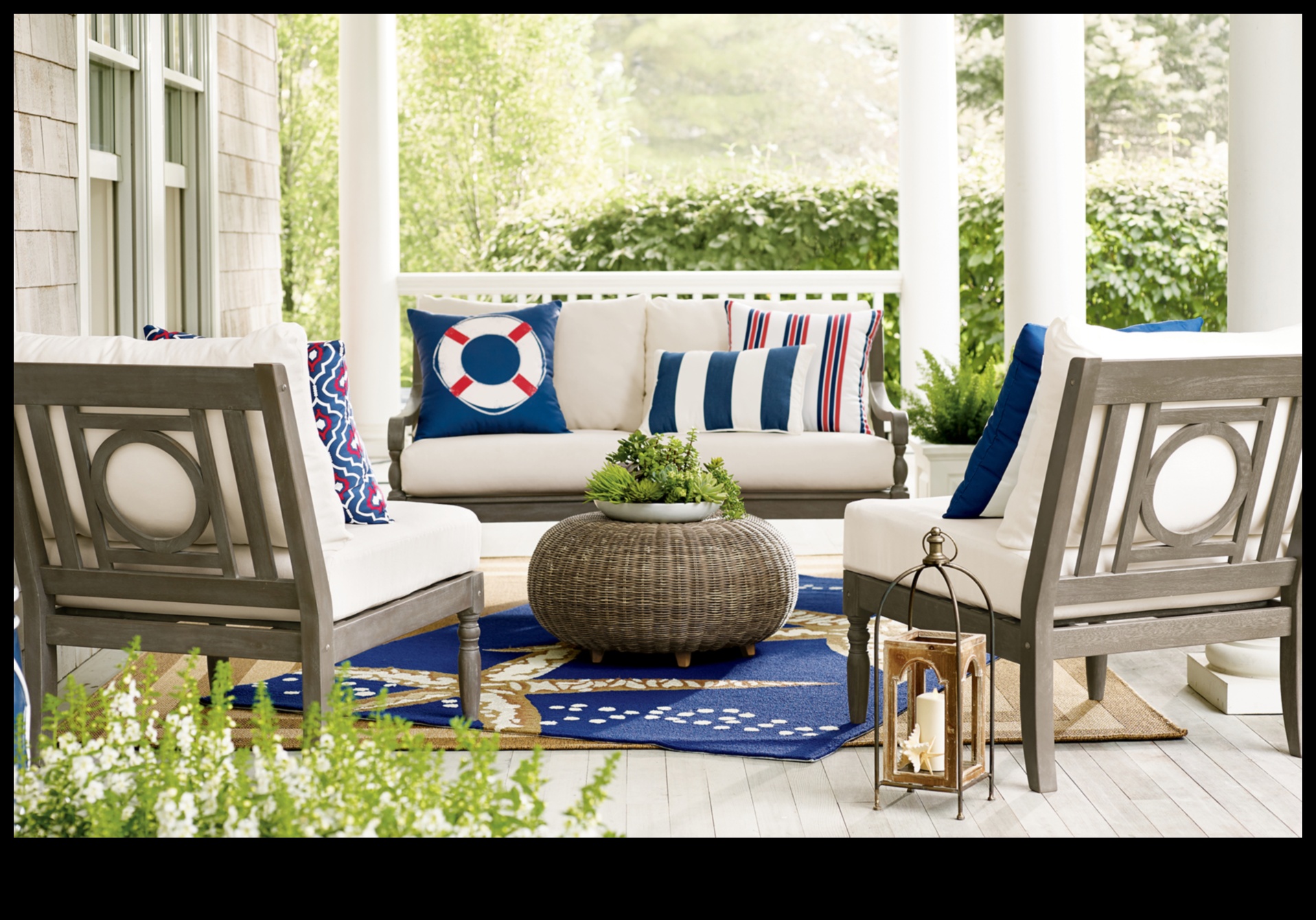 هل يمكنك اقتراح نصائح لتزيين منطقة الصالة الخارجية بلمسات بحرية؟