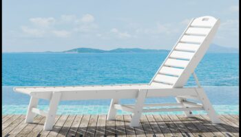 هل يمكنك اقتراح نصائح لتزيين منطقة الصالة الخارجية بلمسات بحرية؟